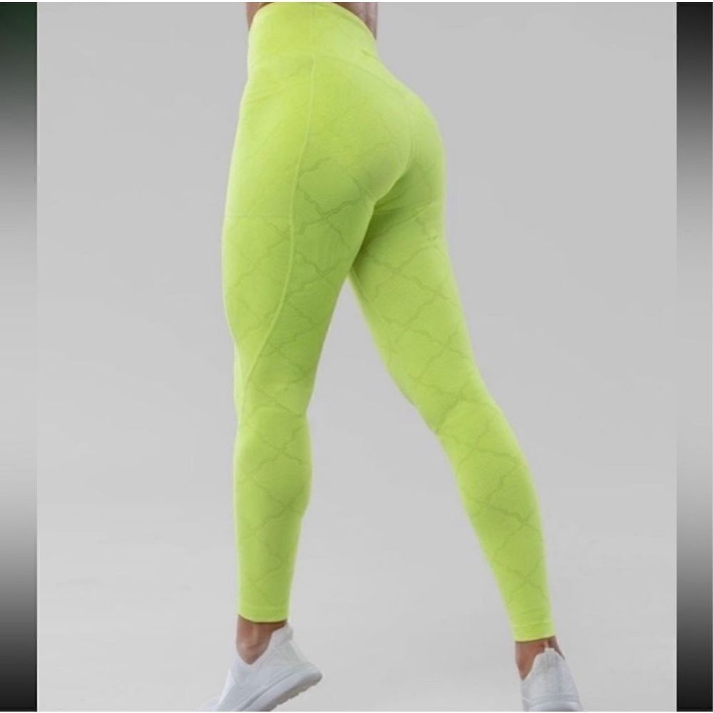 SHEFIT Boss Pocket Leggings SilkSculpt Fabric - Arise Neon Yellow Sz M NWT